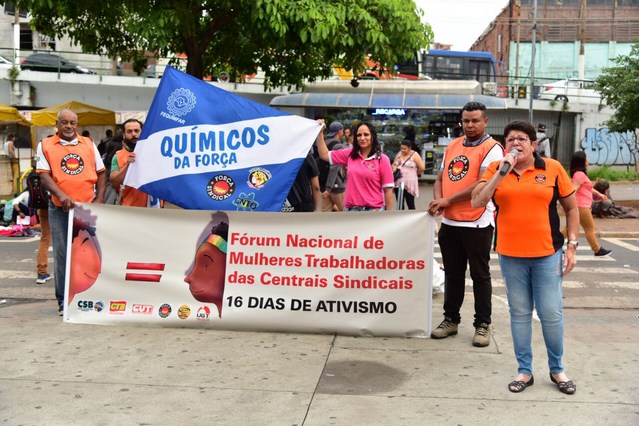 Panfletagem do Fórum Nacional das Mulheres Trabalhadoras das Centrais Sindicais pelos 16 Dias de Ativismo.